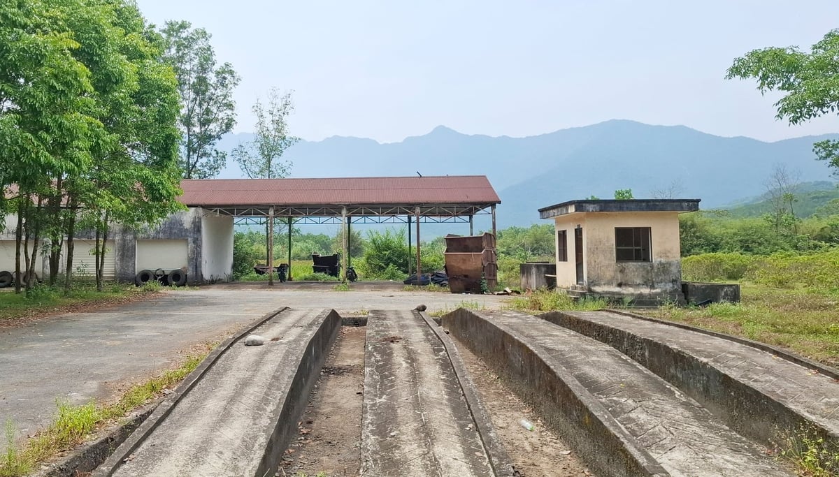 Đây là dự án quan trọng của Huế, kinh phí 3,42 triệu USD từ nguồn vốn vay nước ngoài, với quy mô thiết kế gồm 6 ô chôn lấp chất thải rắn sinh hoạt (CTRSH) và 1 ô chôn lấp chất thải nguy hại (CTNH), cùng hệ thống điện nước, giao thông, các công trình phụ trợ, nhà điều hành…