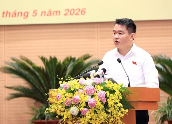 Trưởng Ban Pháp chế HĐND Thành phố Duy Hoàng Dương trình bày báo cáo thẩm tra tại Kỳ họp. Ảnh: Huy Kiên.