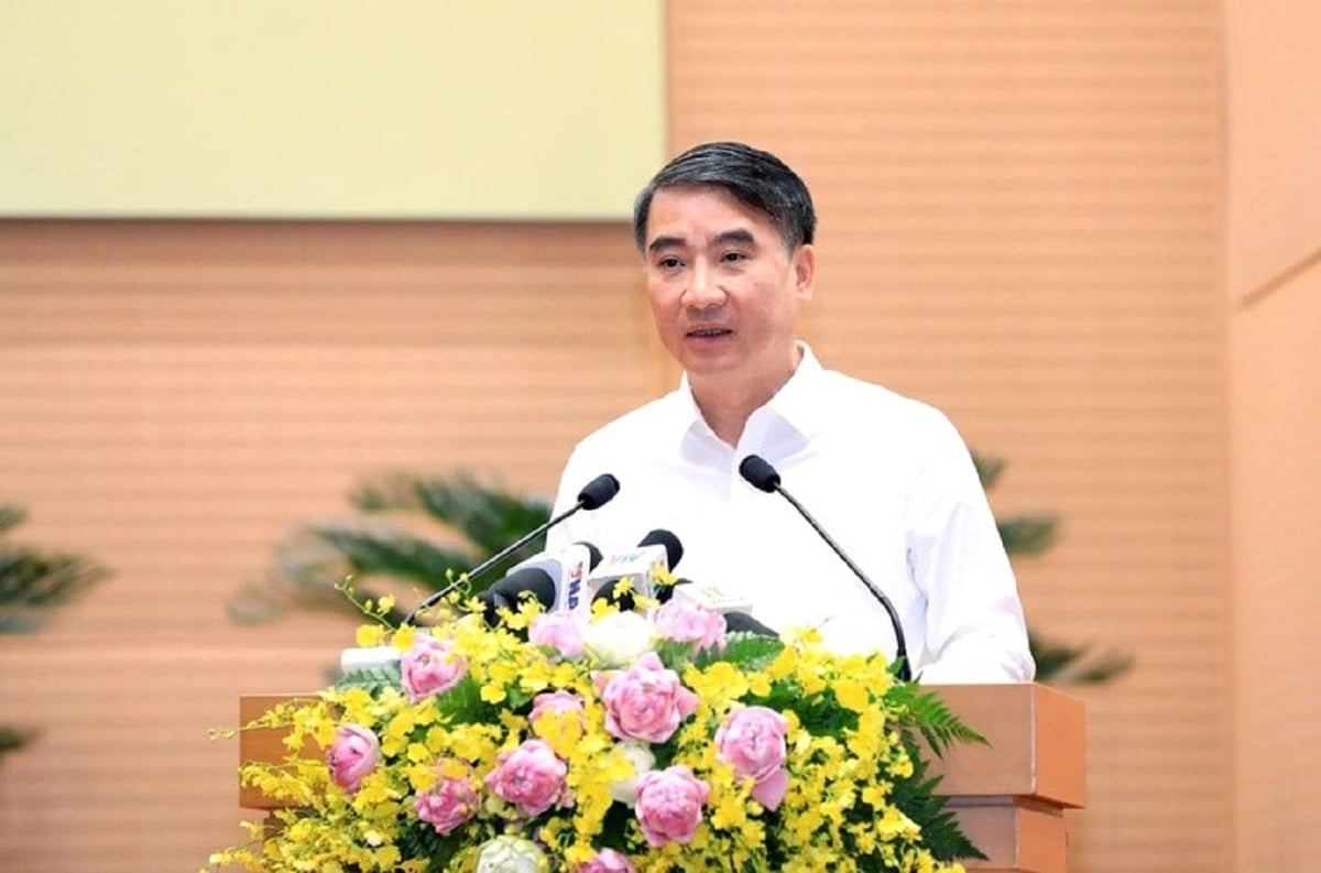 Phó Chủ tịch UBND thành phố Hà Nội Nguyễn Xuân Lưu trình bày tờ trình tại Kỳ họp. Ảnh: Huy Kiên.