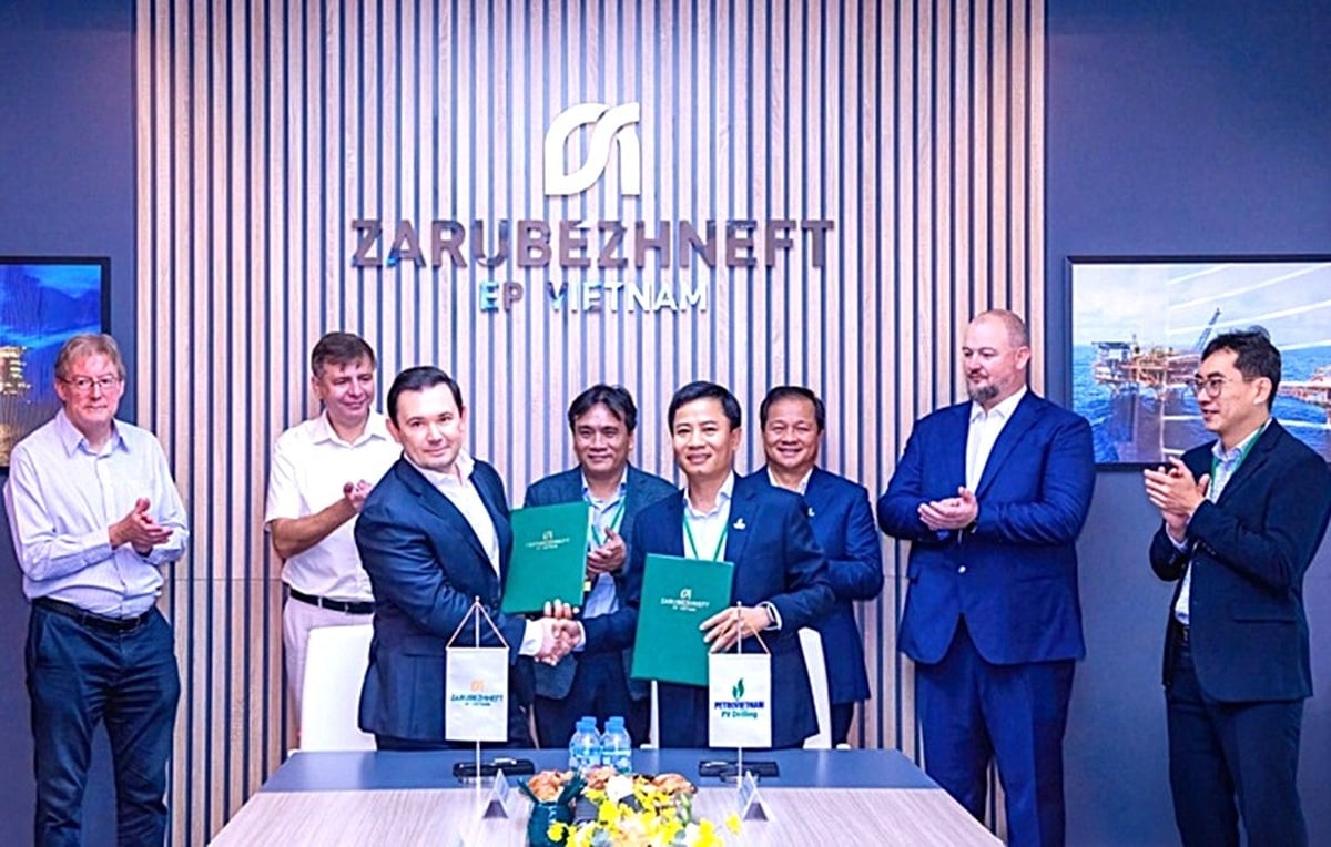 Ông Nguyễn Đình Dương - Phó Tổng giám đốc PV Drilling và ông Alexander Mikhaylov - Tổng giám đốc Zarubezhneft EP Vietnam B.V. thực hiện lễ ký hợp đồng trước sự chứng kiến của các bên. Ảnh: PV Drilling.
