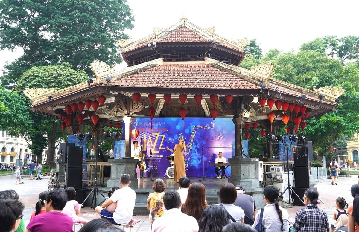 Tiết mục đơn ca do ca sĩ Trường Cao đẳng Nghệ thuật Hà Nội thực hiện tại Nhà Bát Giác, phường Hoàn Kiếm, TP. Hà Nội. Ảnh: Nguyễn Trường.