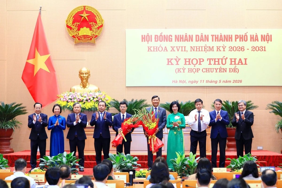 Lãnh đạo Thành ủy và UBND TP. Hà Nội chúc mừng 2 tân Phó Chủ tịch UBND TP. Hà Nội. Ảnh: Xuân Hải.