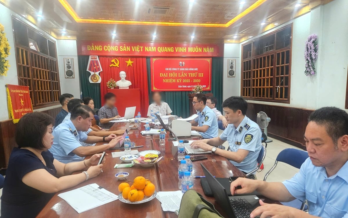 Đoàn công tác của Cục TTTN làm việc với đại diện Công ty TNHH xăng dầu Hồng Đức tại xã Kim Sơn, tỉnh Đồng Tháp. Ảnh: Cục TTTN.