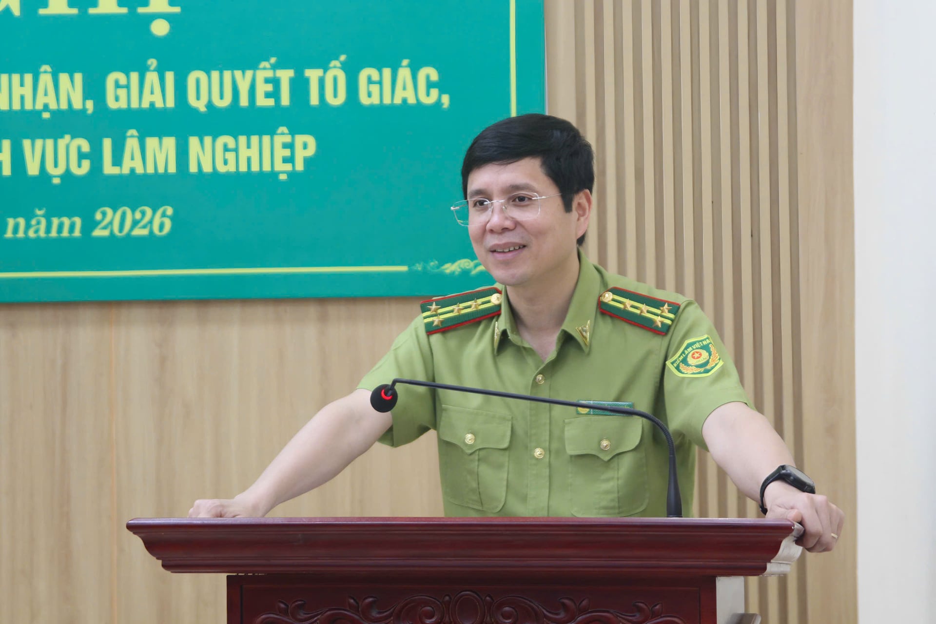 Ông Nguyễn Huy Tuấn, Chi cục trưởng Chi cục Kiểm lâm tỉnh Sơn La trao đổi một số nội dung trọng tâm liên quan đến công tác tiếp nhận, xử lý vi phạm trong lĩnh vực lâm nghiệp. Ảnh: Nguyễn Nga.