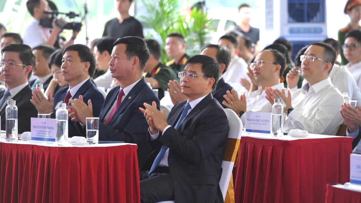 Phó Thủ tướng Chính phủ Nguyễn Văn Thắng tham dự lễ động thổ Dự án Khu đô thị mới, du lịch nghỉ dưỡng và dịch vụ thể thao phía Tây Bắc phường Điện Biên Phủ. Ảnh: An Nhiên.