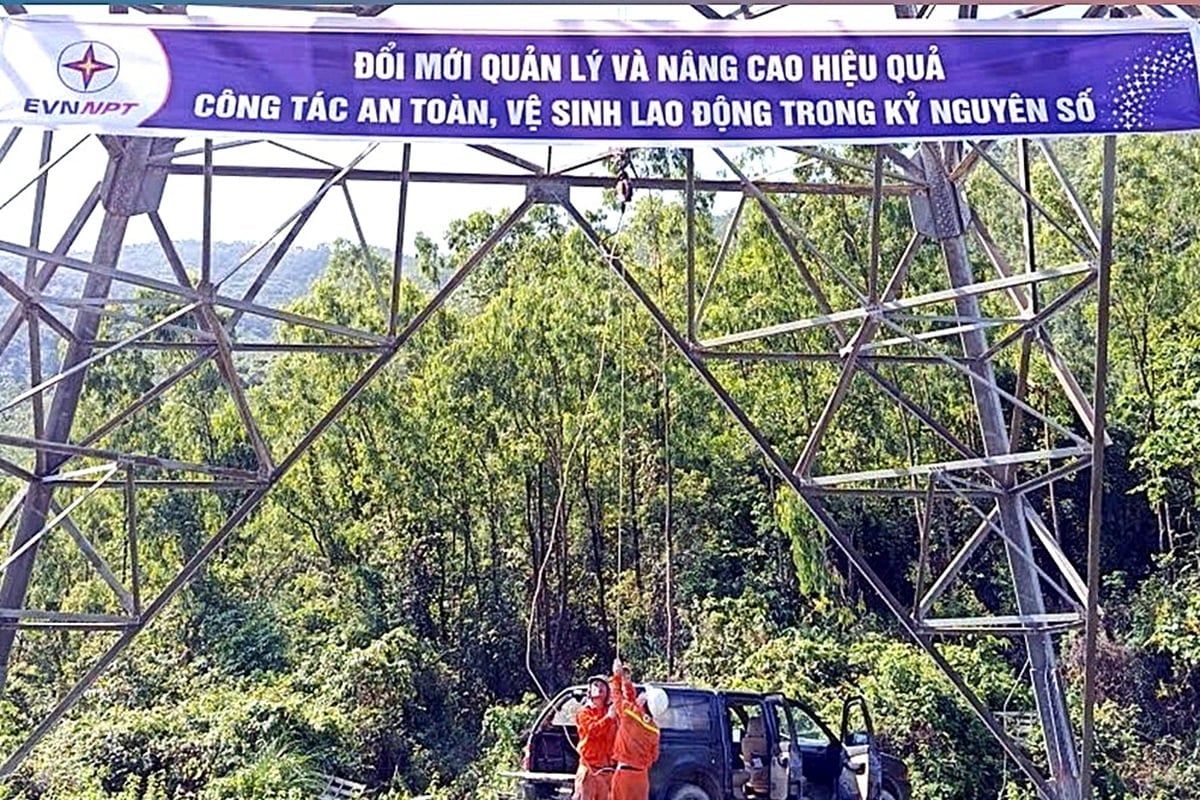 Đưa vật tư lên đỉnh cột thi công tại vị trí 1. Ảnh: Xuân Trung.