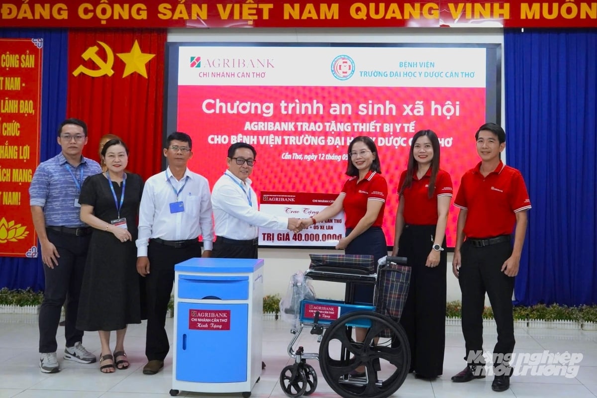 Đại diện Agribank chi nhánh Cần Thơ trao bảng tài trợ và thiết bị y tế đến Ban lãnh đạo Bệnh viện Đại học Y Dược Cần Thơ. Ảnh: Minh Khương.