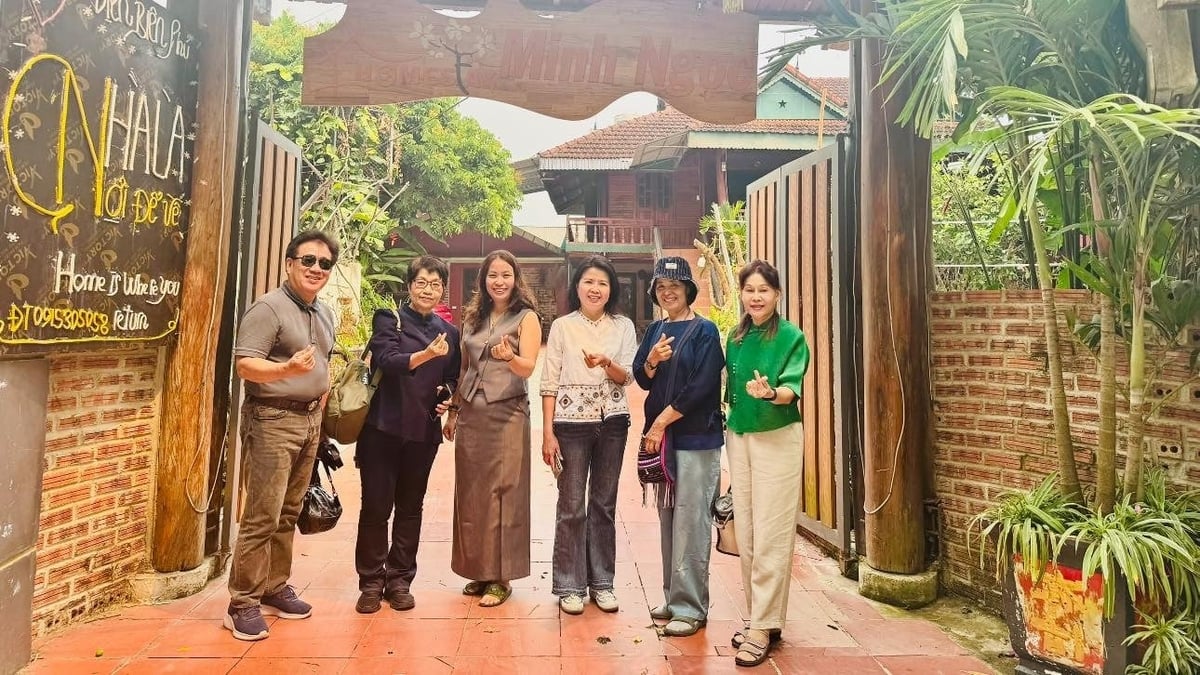 Du khách trải nghiệm không gian lưu trú và văn hóa bản địa tại homestay cộng đồng ở Điện Biên. Ảnh: Hoàng Châu.