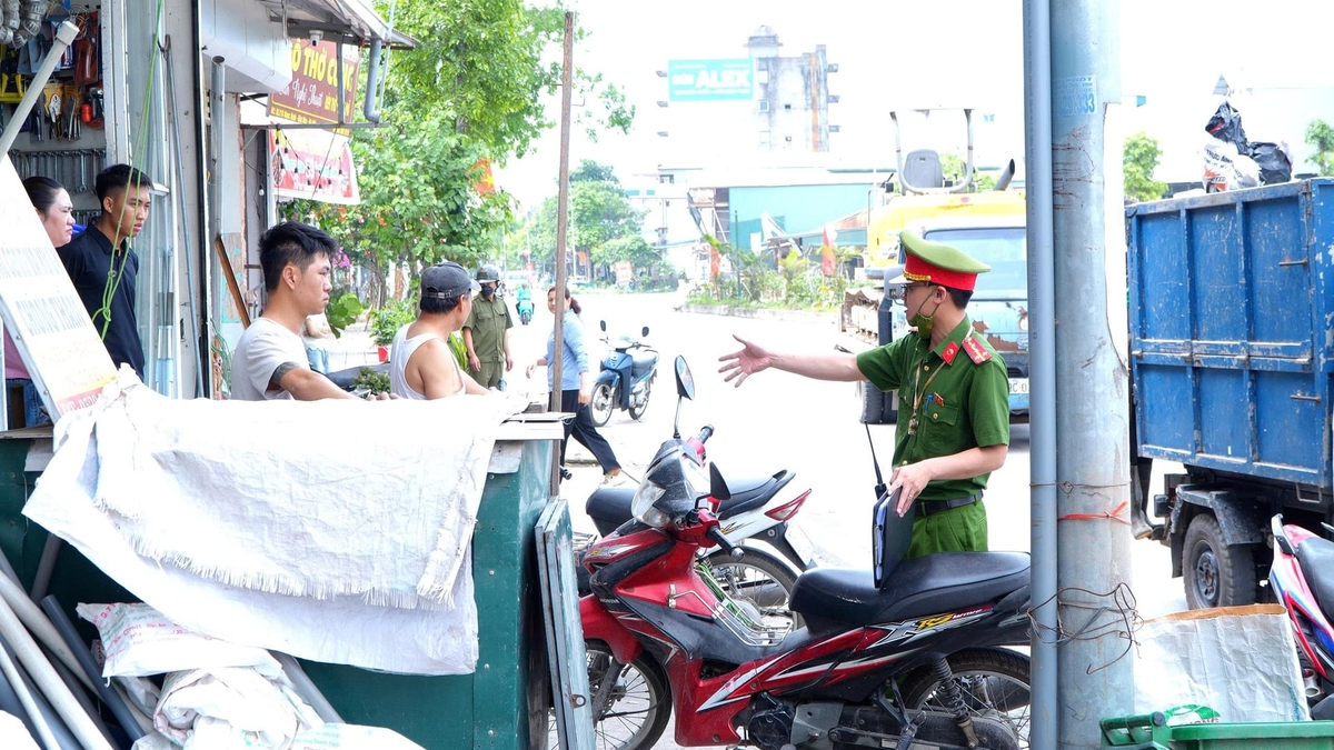 Công an Hà Nội tuyên truyền người dân không để vi phạm trật tự đô thị. Ảnh: Linh Giang.