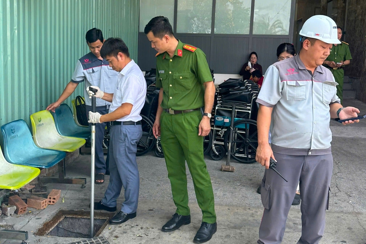 Phòng Cảnh sát Kinh tế (Công an TP Cần Thơ) lấy mẫu nước thải để kiểm tra, phân tích, đánh giá chất lượng môi trường theo quy định. Ảnh: Công an cung cấp.