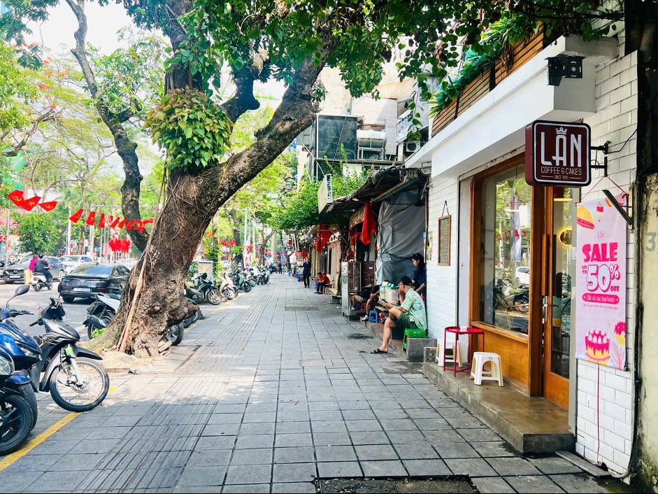 Phố Lê Đại Hành gọn gàng, ngăn nắp, không còn tình trạng bày bán hàng hóa trên vỉa hè. Ảnh: Linh Giang.