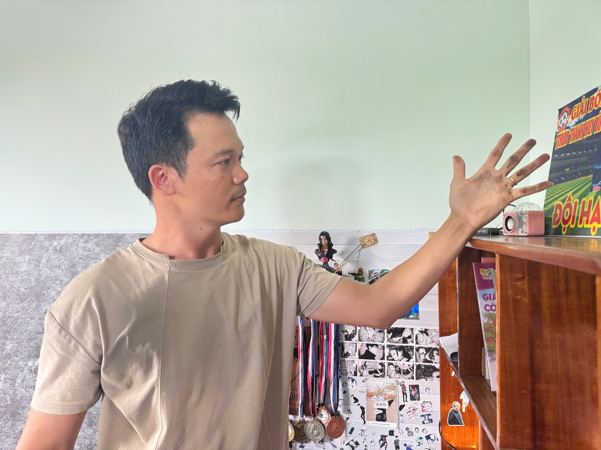 Bụi bám từng lớp trong phòng ngủ nhà anh Hồ Minh Đại. Ảnh: L.K.