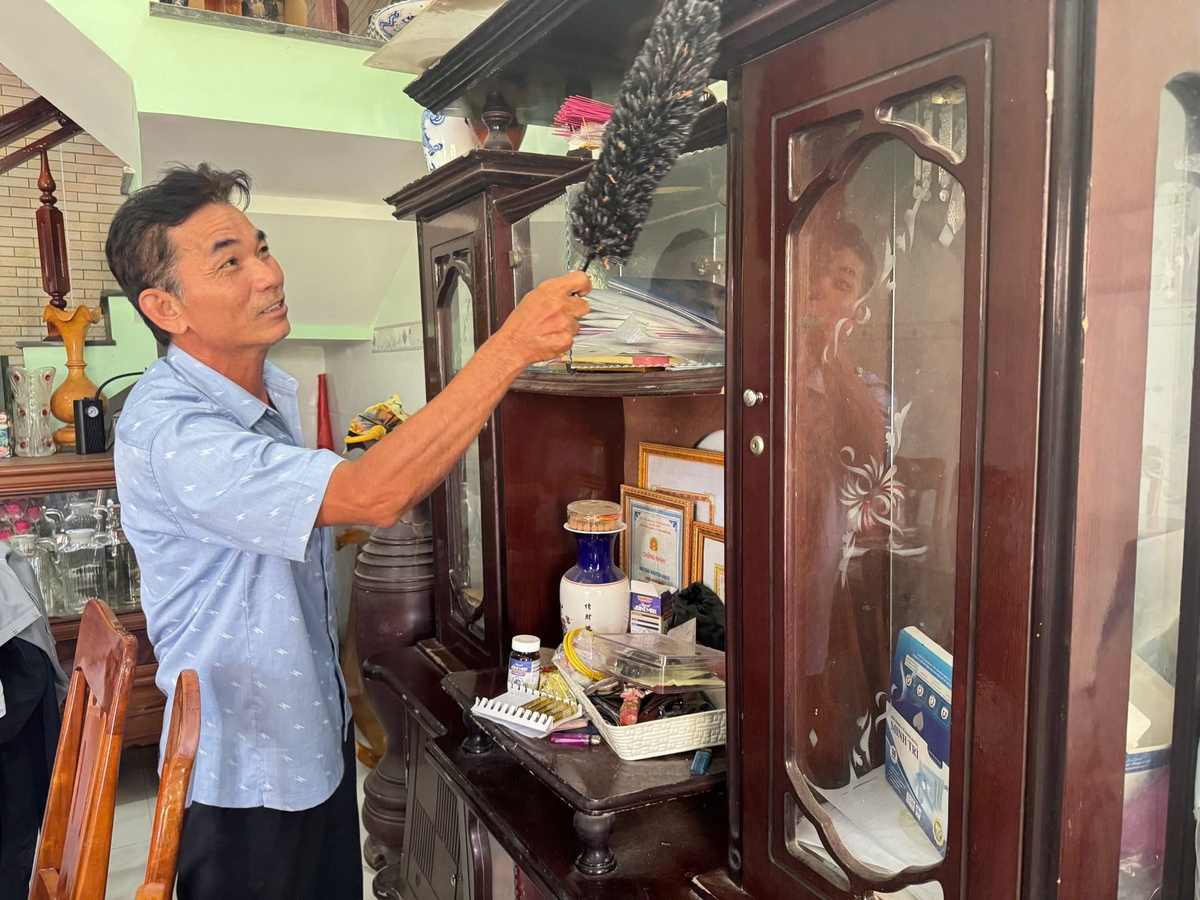 Người dân khu dân cư Trung An phải lau chùi đồ đạc, vật dụng hàng ngày. Ảnh: L.K.
