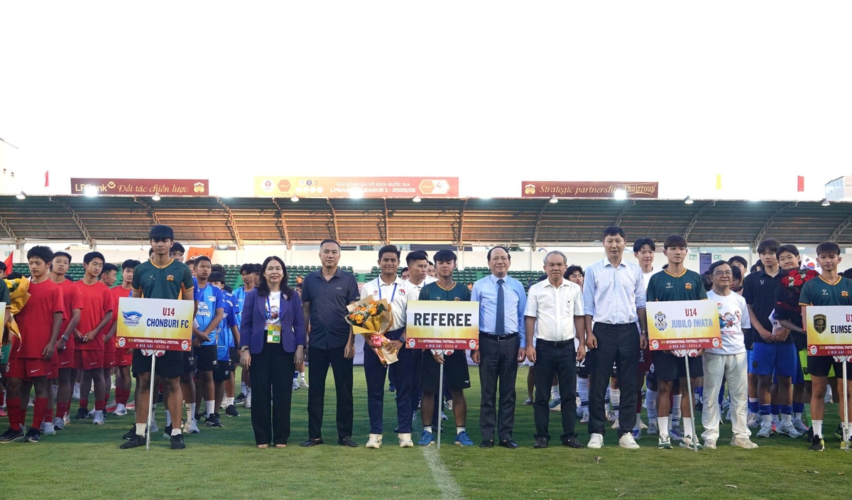 Festival bóng đá Quốc tế U14 Gia Lai-2026 tưng bừng khai mạc với buổi lễ hoành tráng. Ảnh: BTC.