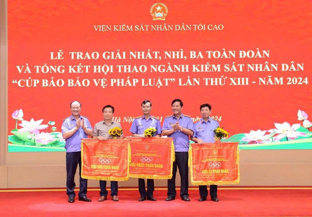 Đồng chí Nguyễn Quang Dũng, Phó Viện trưởng VKSND tối cao, Chủ tịch Hội đồng Văn hoá - Thể thao ngành Kiểm sát nhân dân và đồng chí Nguyễn Văn Thắng, Tổng Biên tập Báo Bảo vệ pháp luật trao giải Nhất, Nhì, Ba toàn Đoàn cho các đơn vị tại Hội thao ngành Kiểm sát nhân dân - Cúp Báo Bảo vệ pháp luật lần thứ XIII, năm 2024. Ảnh: Ban Tổ chức.