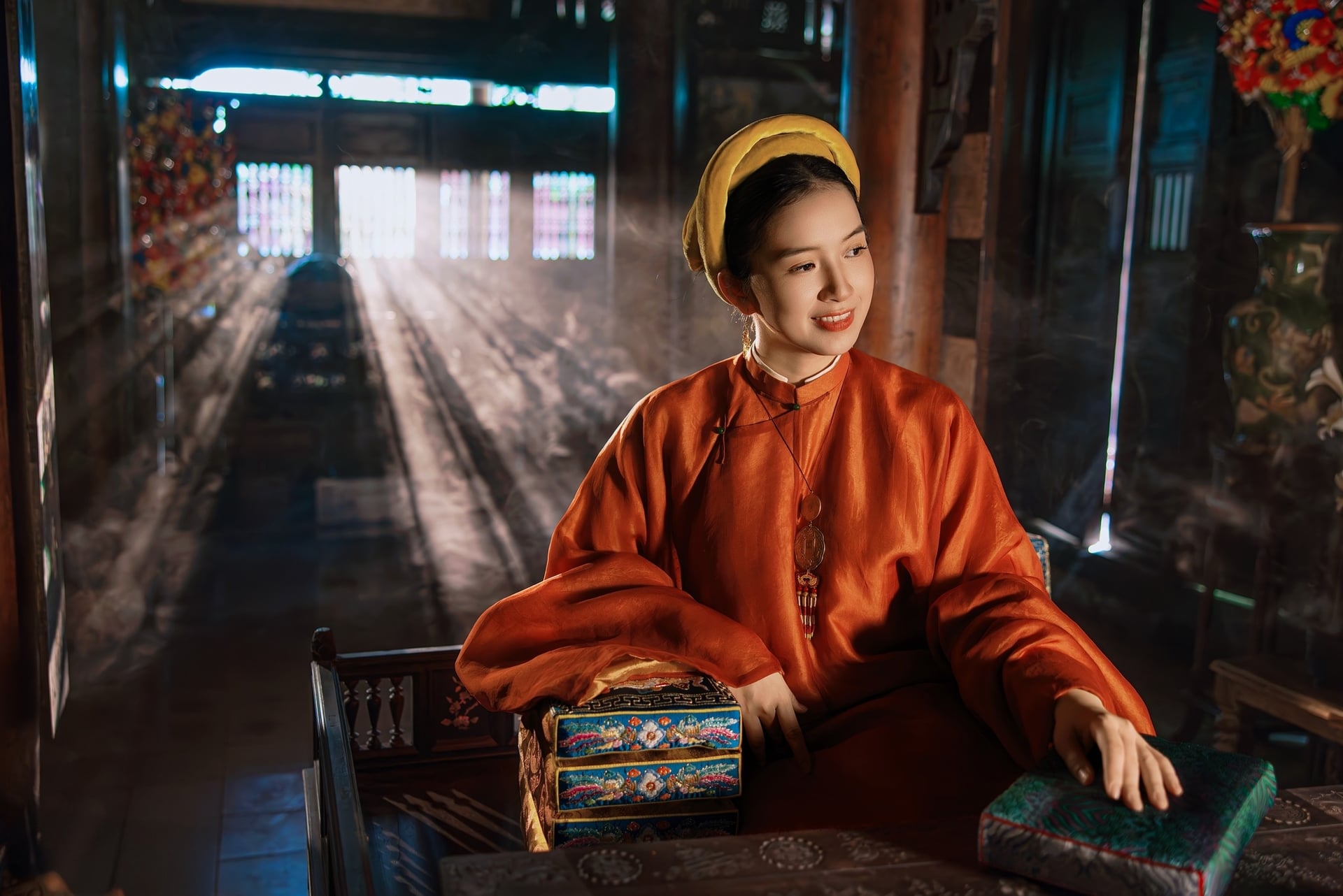 Theo anh Nguyễn Đức Huy, việc phục dựng chất liệu nguyên bản rất cần sự đồng hành của các làng nghề dệt, nhuộm và thêu truyền thống. Ảnh: Doãn Phong.