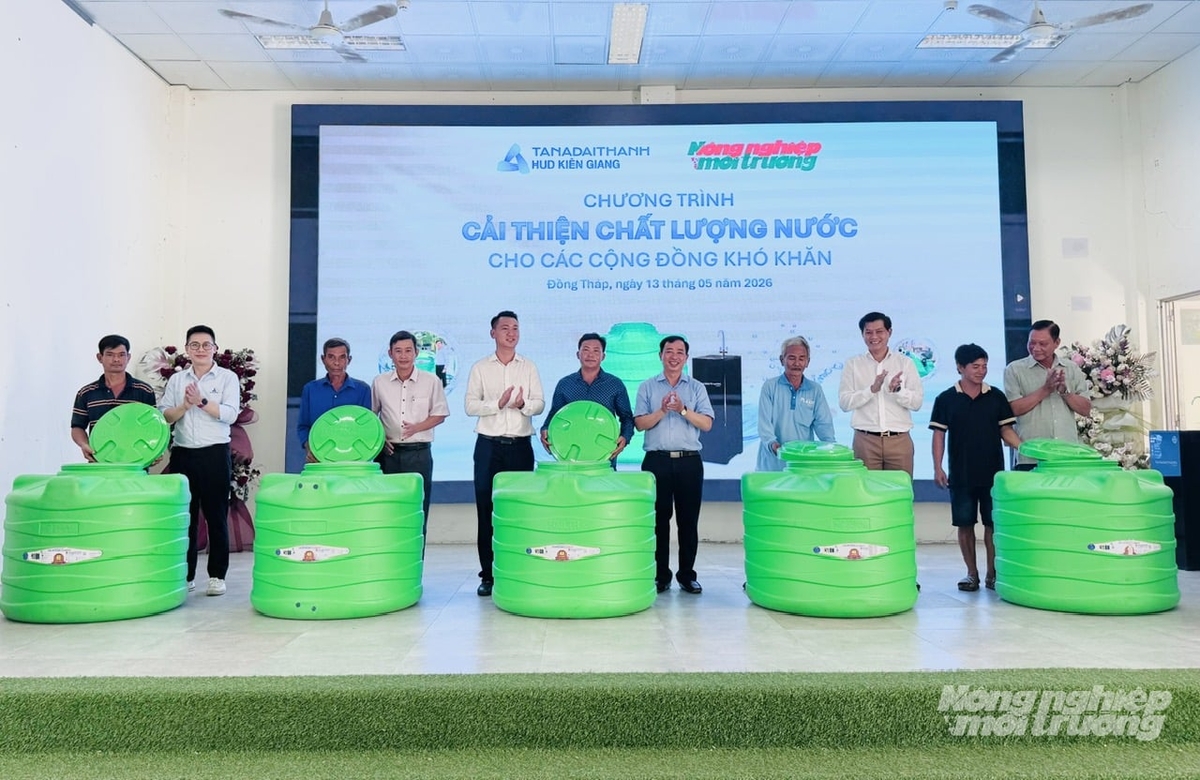 Đại diện Tập đoàn Tân Á Đại Thành, Báo Nông nghiệp và Môi trường cùng lãnh đạo địa phương trao tặng bồn chứa nước cho người dân khó khăn tại UBND xã Trường Xuân, tỉnh Đồng Tháp ngày 13/5. Ảnh: Lê Hoàng Vũ.