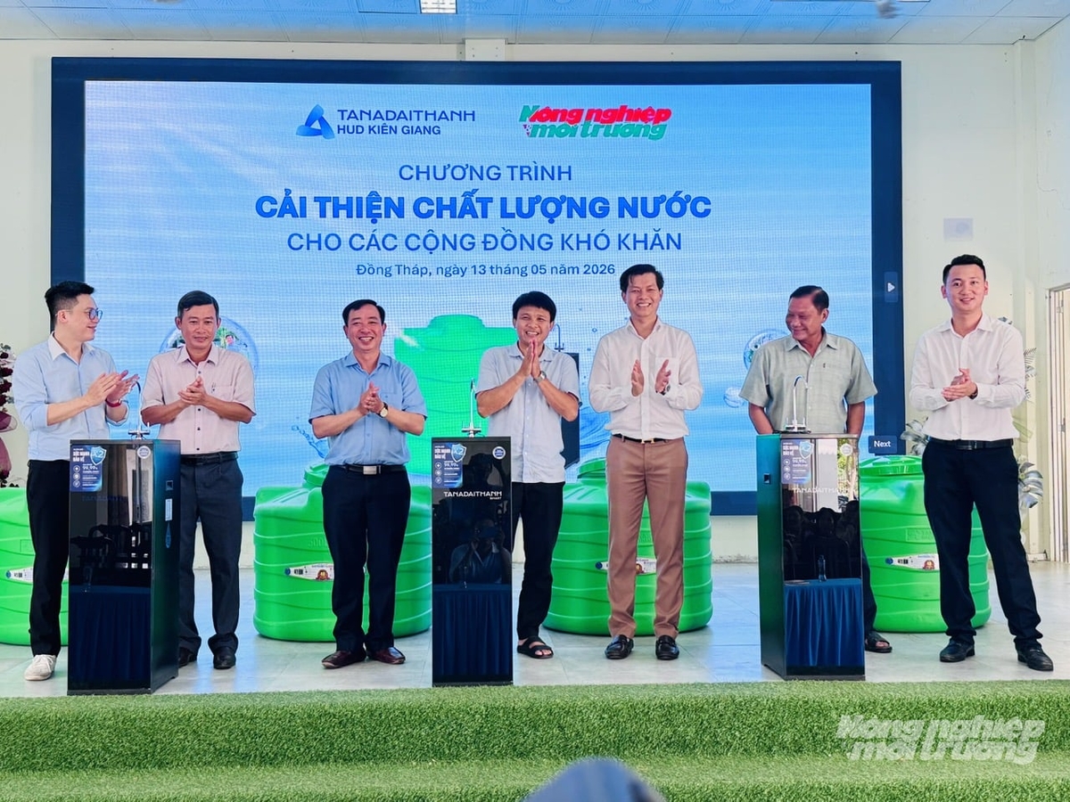 Đại diện Ban Tổ chức trao tặng máy lọc nước phục vụ sinh hoạt cộng đồng tại xã Trường Xuân, góp phần nâng cao chất lượng nguồn nước cho người dân vùng sâu Đồng Tháp. Ảnh: Lê Hoàng Vũ.