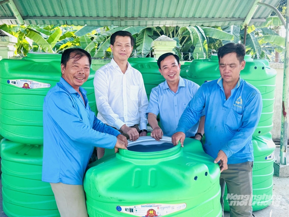 Đại diện Tập đoàn Tân Á Đại Thành và Báo Nông nghiệp và Môi trường trao bồn chứa nước cho người dân xã Trường Xuân nhằm hỗ trợ trữ nước sạch mùa hạn mặn. Ảnh: Lê Hoàng Vũ.