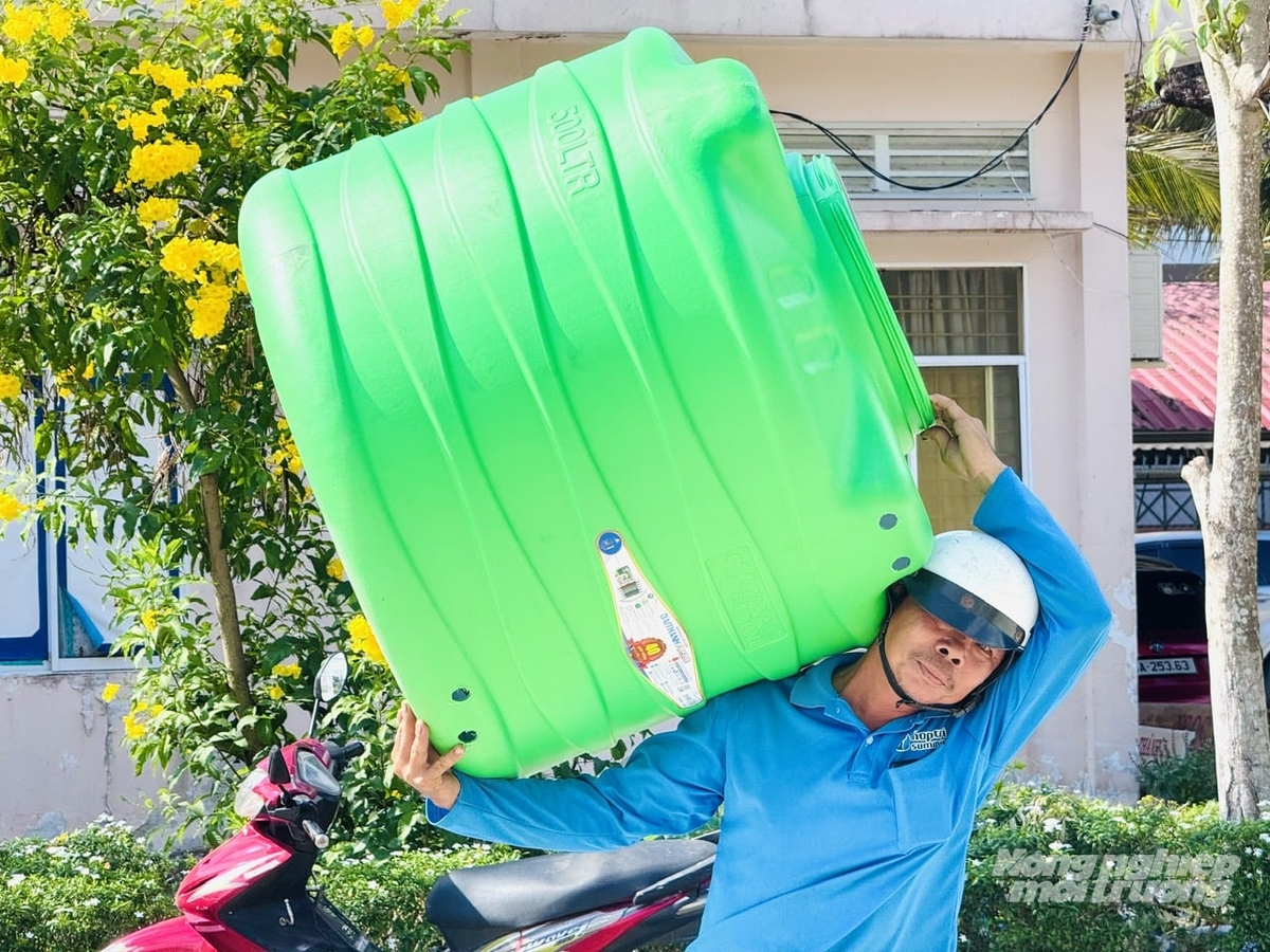 Những bồn chứa nước được trao tận tay người dân vùng khó khăn Đồng Tháp, giúp bà con chủ động tích trữ nước sinh hoạt trong mùa khô. Ảnh: Lê Hoàng Vũ.