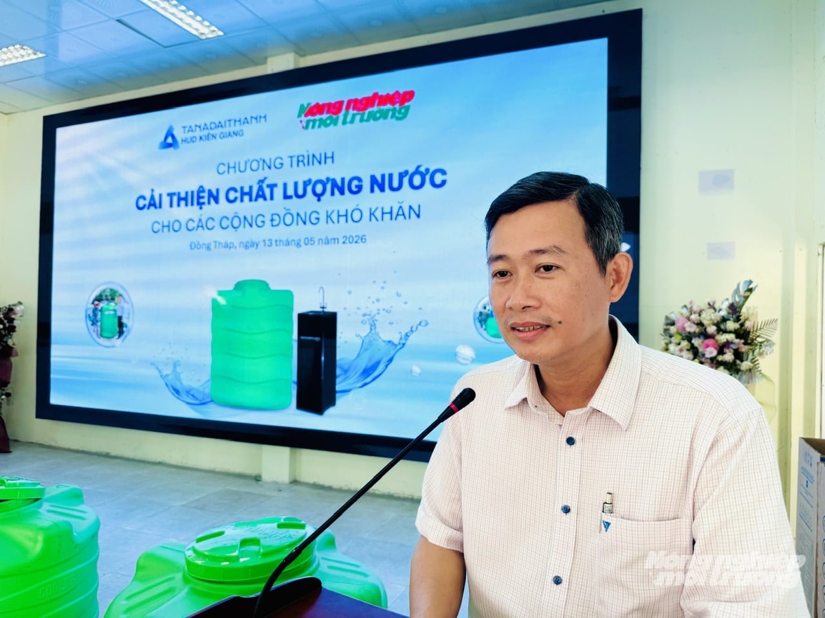 Ông Nguyễn Văn Thảo - Phó Chủ tịch UBND xã Trường Xuân cho rằng, chương trình đã đến trao tặng 20 bồn chứa nước và 3 máy lọc nước tổng trị giá gần 40 triệu đồng, đây là hoạt động rất ý nghĩa, thiết thực đối với địa phương. Các thiết bị được hỗ trợ sẽ giúp nhiều hộ dân cải thiện điều kiện sinh hoạt, nhất là trong mùa khô. Ảnh: Lê Hoàng Vũ.