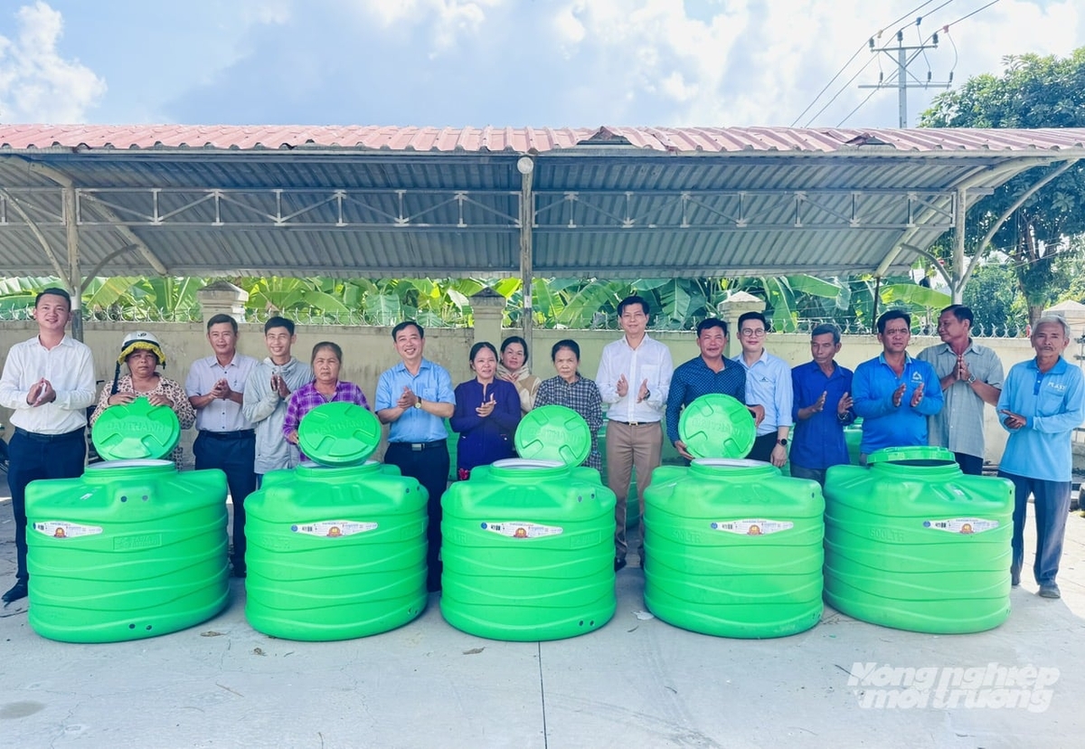 Chương trình 'Cải thiện chất lượng nước cho các cộng đồng khó khăn' trao tặng bồn chứa nước và máy lọc nước tại Đồng Tháp góp phần hỗ trợ người dân ĐBSCL ứng phó tình trạng hạn hán, xâm nhập mặn và thiếu nước sạch sinh hoạt. Ảnh: Lê Hoàng Vũ.