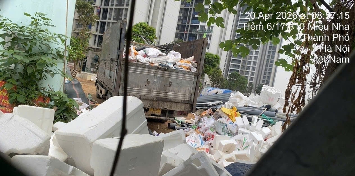 Các loại chất thải nguy hại được thu gom, vận chuyển đi bán phế liệu tại xã Tề Lỗ, tỉnh Phú Thọ. Ảnh: Quán Dũng.