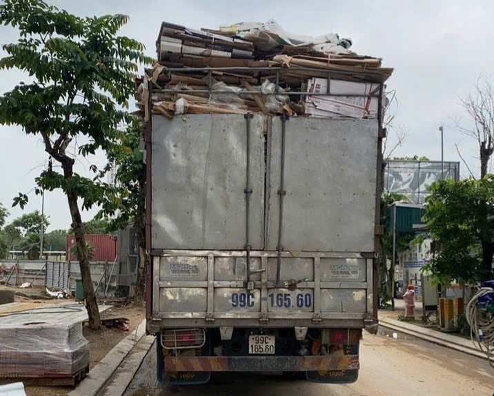 Các xe chở thùng bìa cát tông, nilong mang được thu gom, vận chuyển lên địa bàn tỉnh Bắc Ninh để bán. Ảnh: Quán Dũng.