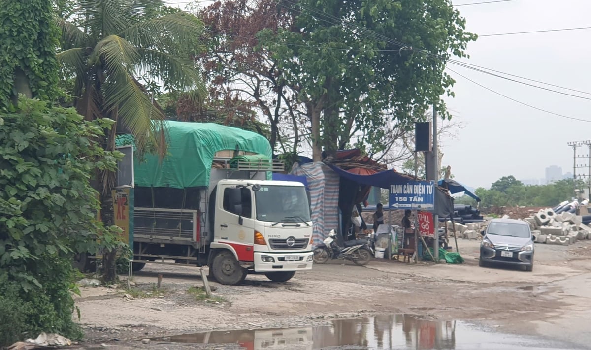 Các xe thu gom chất thải nguy hại, rác thải tái chế sẽ về trạm cân thuộc phố Miêu Nha, phường Xuân Phương để cân trọng tải. Ảnh: Quán Dũng.