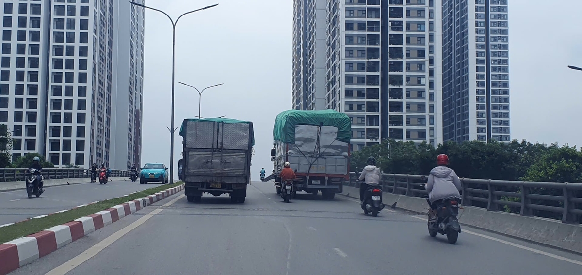 Thay vì phải thuê đơn vị có chức năng xử lý theo đúng quy định với chi phí cao, một phần rác được bán phế liệu có nguy cơ gây ô nhiễm môi trường. Ảnh: Quán Dũng.