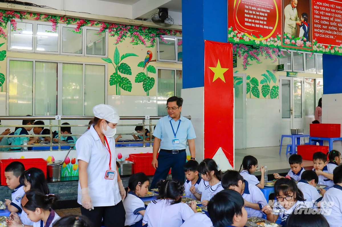 Giám đốc Sở An toàn thực phẩm TP.HCM cho biết, TP.HCM sẽ tăng cường kiểm tra bếp ăn trường học, giám sát đơn vị cung cấp suất ăn và kêu gọi phụ huynh cùng theo dõi chất lượng bữa ăn học sinh. Ảnh: N.Minh.