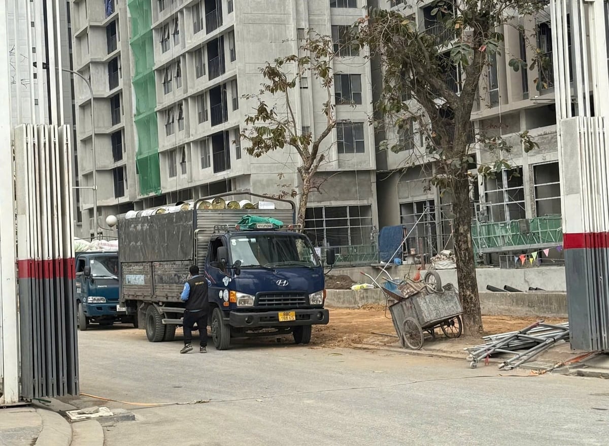Nhiều nhà thầu xây dựng có dấu hiệu tiếp tay cho chất thải nguy hại, rác thải tái chế xử lý trái quy định. Ảnh: Quán Dũng.