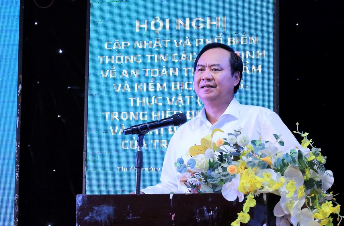 Thứ trưởng Bộ Nông nghiệp và Môi trường Võ Văn Hưng phát biểu tại hội nghị. Ảnh: Phương Chi.