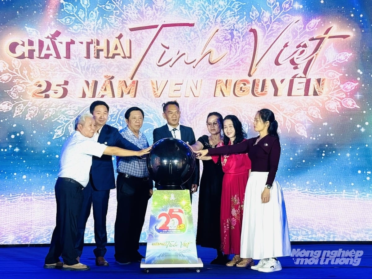 Đại diện Ban lãnh đạo Công ty NTHH Sitto Việt Nam, Công ty Sitto Thái Lan cùng các khách mời thực hiện nghi thức đánh dấu hành trình '25 năm vẹn nguyên' của Sitto Việt Nam tại lễ kỷ niệm tổ chức ngày 14/5. Ảnh: Lê Hoàng Vũ.