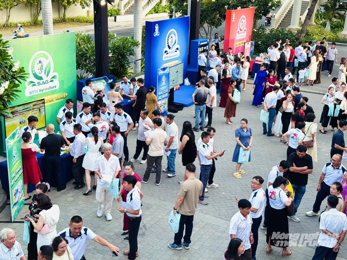 Các đại lý và đối tác tham quan, tìm hiểu sản phẩm tại khu vực trưng bày bên lề lễ kỷ niệm 25 năm thành lập Sitto Việt Nam. Ảnh: Lê Hoàng Vũ.