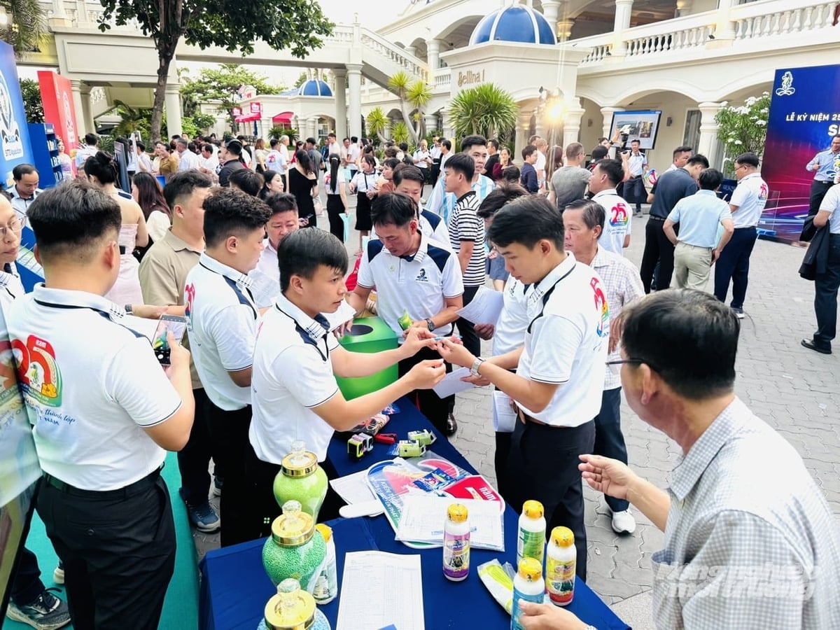 Hơn 300 đại lý, nhà phân phối và đối tác trên cả nước tham dự lễ kỷ niệm 25 năm thành lập Sitto Việt Nam tại xã Phước Hải, TP HCM. Ảnh: Lê Hoàng Vũ.