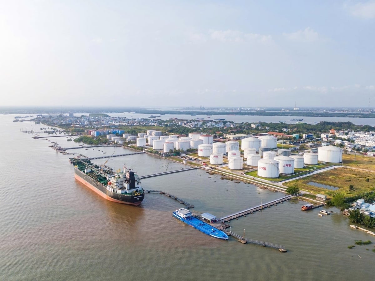 Tàu đang nhập hàng vào kho PVOIL Nhà Bè, thuộc PVOIL, đơn vị thành viên của Petrovietnam. Ảnh: Petrotimes.