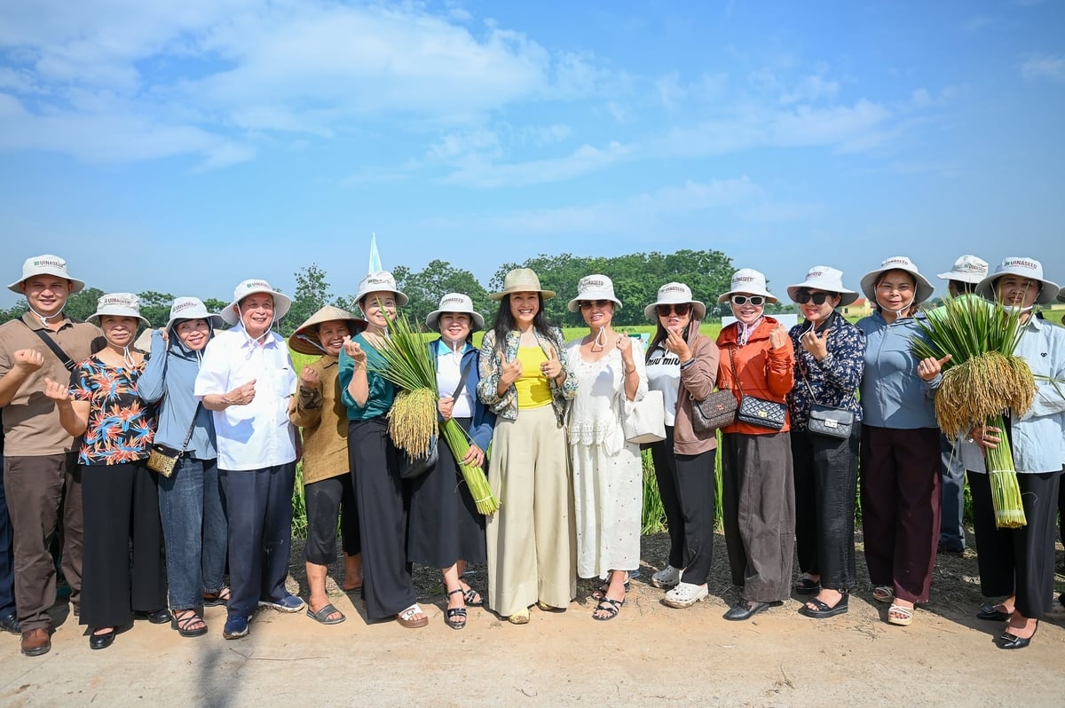 Bà Nguyễn Thị Trà My cùng bà con nông dân, đại lý phân phối các sản phẩm của Vinaseed, VFC tại Vĩnh Tường, Phú Thọ. Ảnh: Tùng Đinh.
