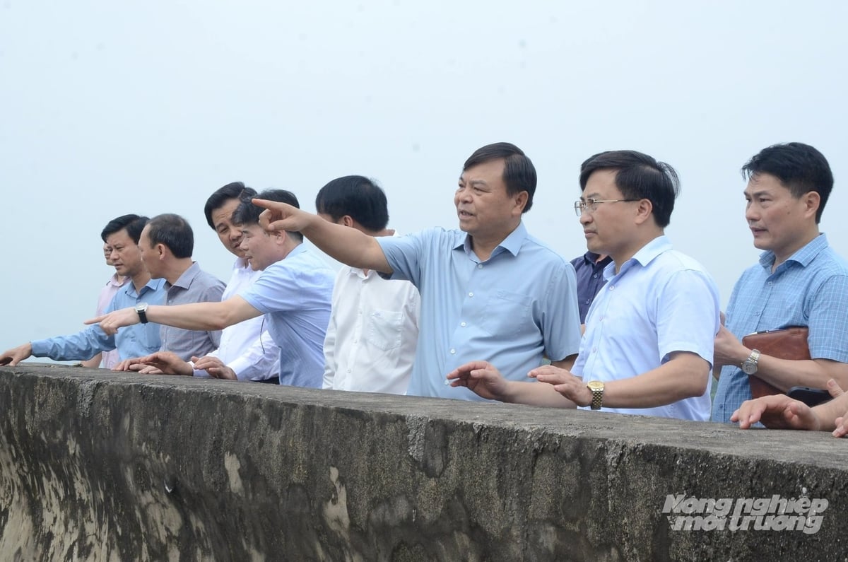 Các đại biểu khảo sát công trình cấp nước sinh hoạt tập trung hồ Hoàng Tân tại thôn Ninh Quý, xã Sơn Thủy. Ảnh: Đào Thanh.