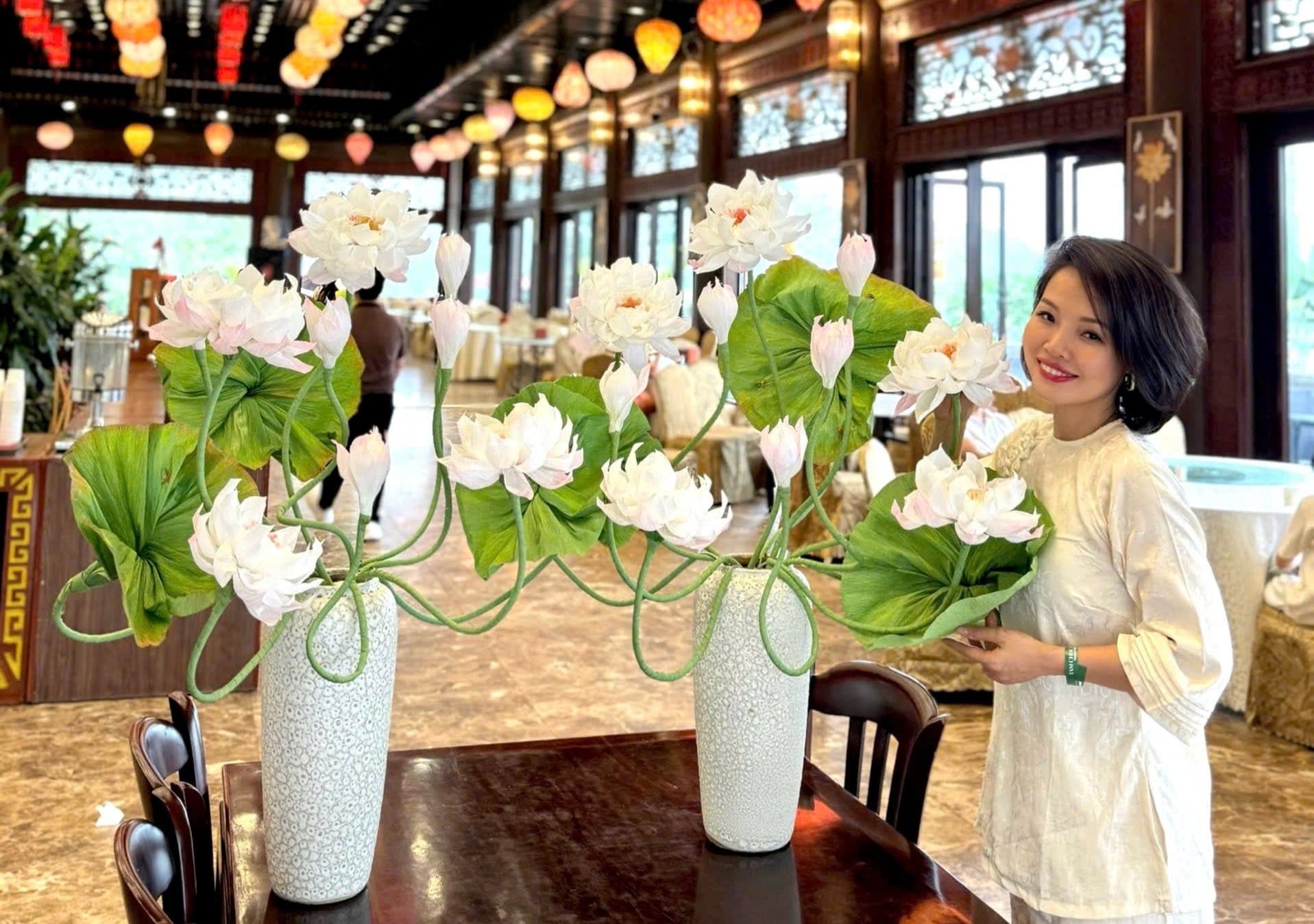 Chị Lan Anh kiên trì theo đuổi hoa giấy như một cách gìn giữ và làm mới các giá trị truyền thống trong đời sống hiện đại. Ảnh nhân vật cung cấp.
