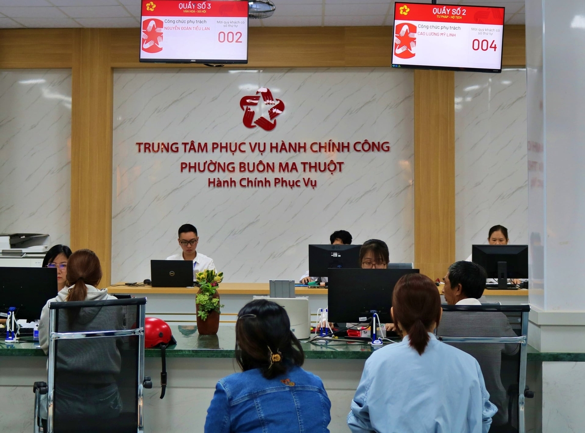 Giải quyết thủ tục hành chính tại Trung tâm Phục vụ hành chính công phường Buôn Ma Thuột. Ảnh: Trần Thọ.