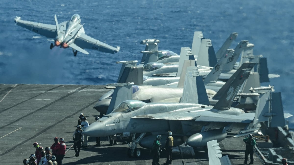 Tàu sân bay USS Carl Vinson của Mỹ di chuyển trên Biển Ả Rập. Ảnh: Getty.