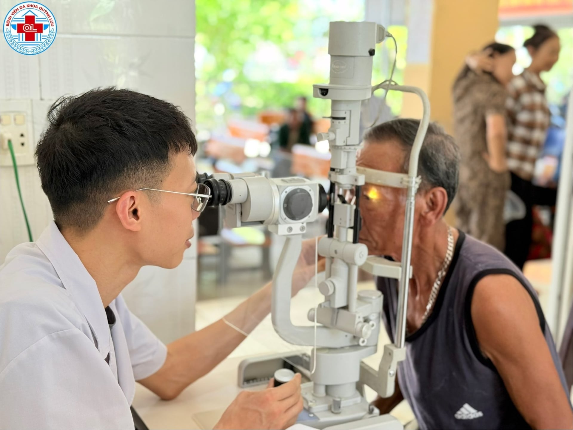 Bác sĩ Bệnh viện Đa khoa Quỳnh Lưu khám, tầm soát các bệnh lý về mắt cho người dân trong chiến dịch chăm sóc sức khỏe toàn dân. Ảnh: Hữu Tình.