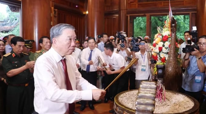 Chiều 15/5/2025, trong chuyến thăm và làm việc tại tỉnh Nghệ An, Tổng Bí thư Tô Lâm và đoàn công tác Trung ương đã đến dâng hương tại Khu di tích quốc gia đặc biệt Kim Liên nhân kỷ niệm 135 năm Ngày sinh Chủ tịch Hồ Chí Minh (19/5/1890-19/5/2025). Ảnh: Thống Nhất/TTXVN.