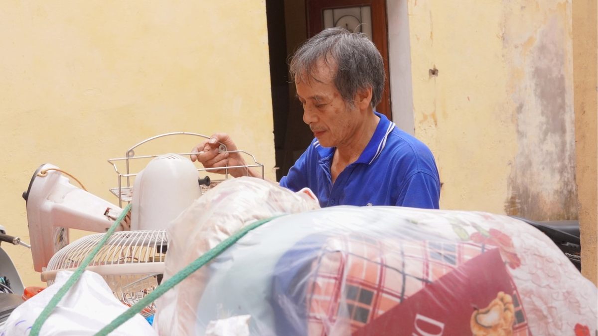 Gia đình ở phố Chính Kinh chuyển những đồ dùng cá nhân cuối cùng ra khỏi nơi mình sinh sống. Ảnh: Minh Toàn.