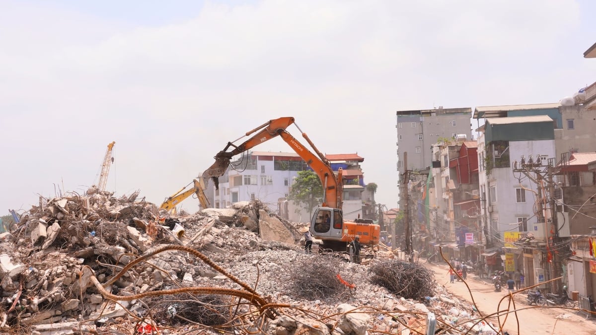 Nhiều máy cẩu, máy xúc hoạt động liên tục tại 'đại công trường' Vạn Kiếp. Ảnh: Minh Toàn.