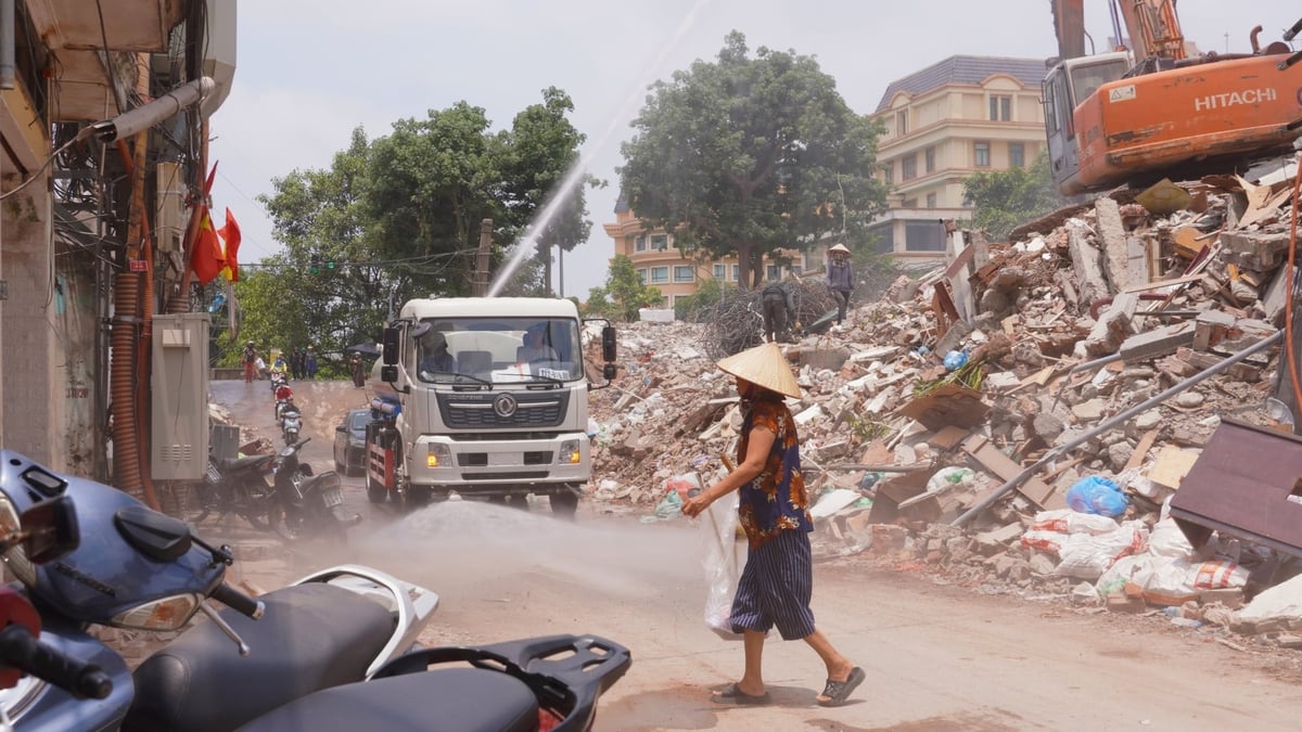 Xe chở nước hoạt động liên tục để giảm bớt phần bụi phát sinh từ quá trình tháo dỡ. Ảnh: Minh Toàn.