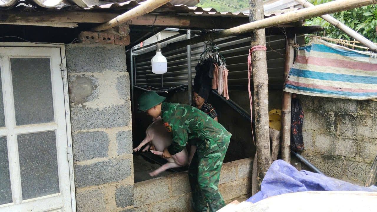 Lực lượng quân đội hỗ trợ bà con nhân dân di dời người và tài sản ra khỏi vùng ngập sâu. Ảnh: Mã Thương. 