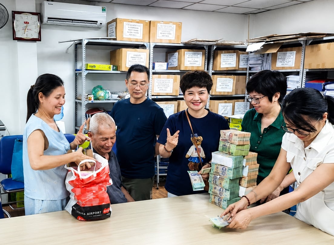Người dân vui mừng khi nhận tiền đền bù giải phóng mặt bằng. Ảnh: Quyết Thắng.