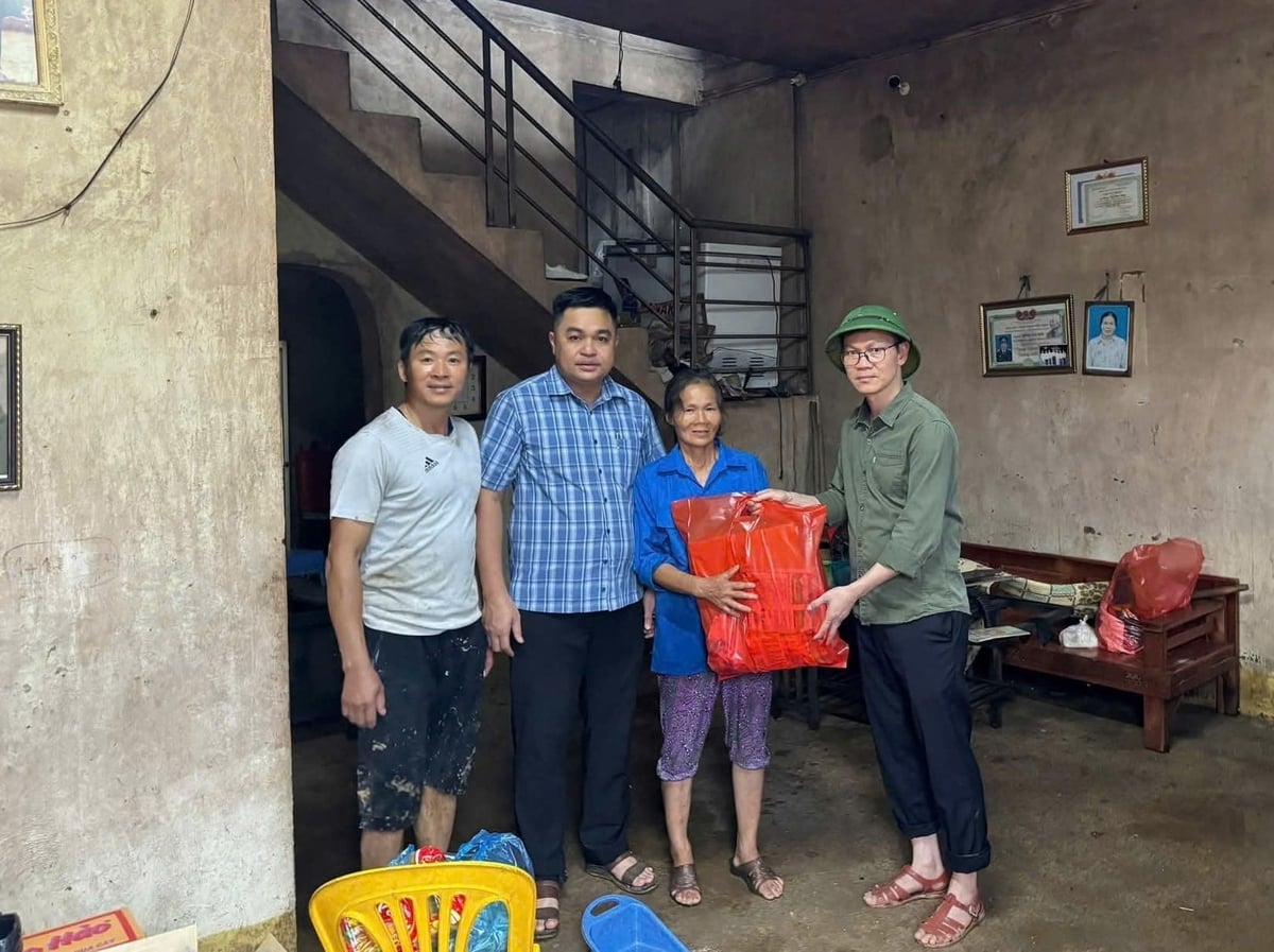 Lãnh đạo xã Lý Quốc xuống thăm hỏi, động viên người dân bị ngập lụt. Ảnh: MT. 